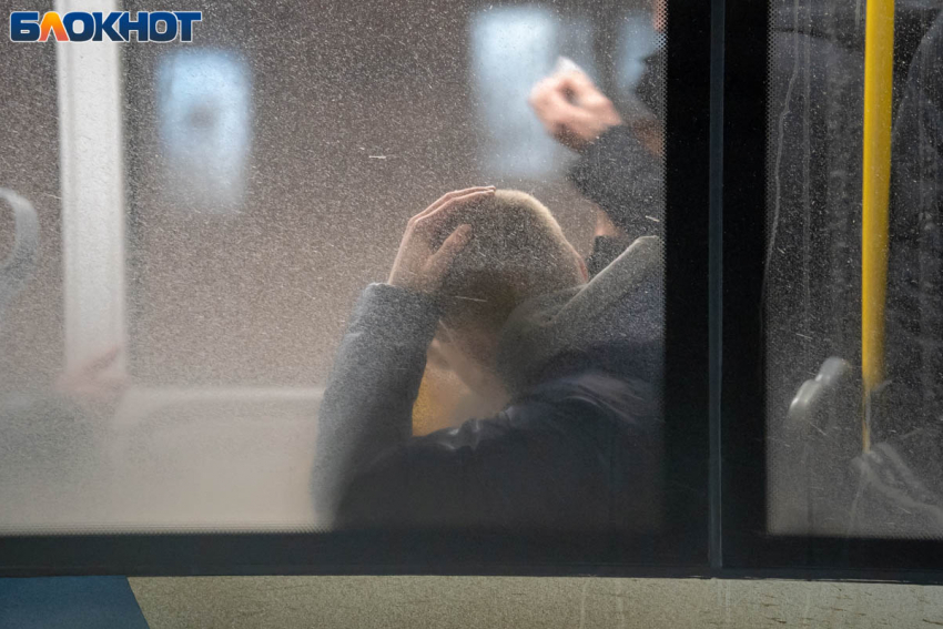 «Наплевали на нас и растерли»: волгоградские контролеры остановили автобус в час пик