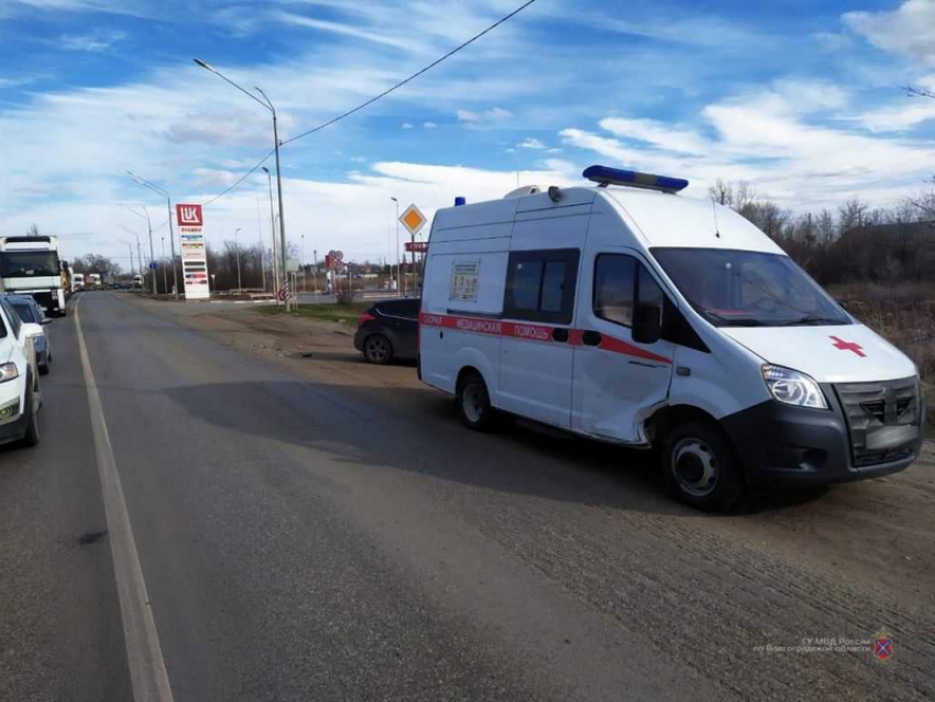 Ford протаранил скорую помощь в Волгограде: в больницу доставили фельдшера