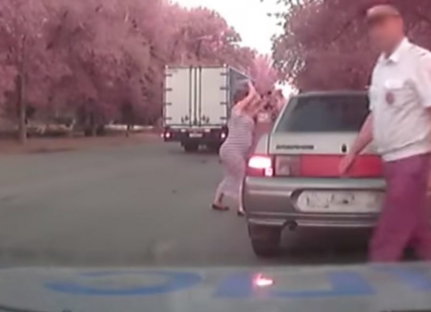 Разбивающую автомобиль с шестью детьми пьяную волжанку сняли на видео сотрудники ДПС