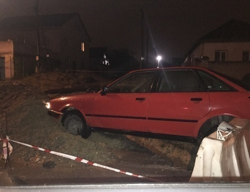Audi влетела ночью в гору перекопанной земли, оставленной волгоградскими дорожниками