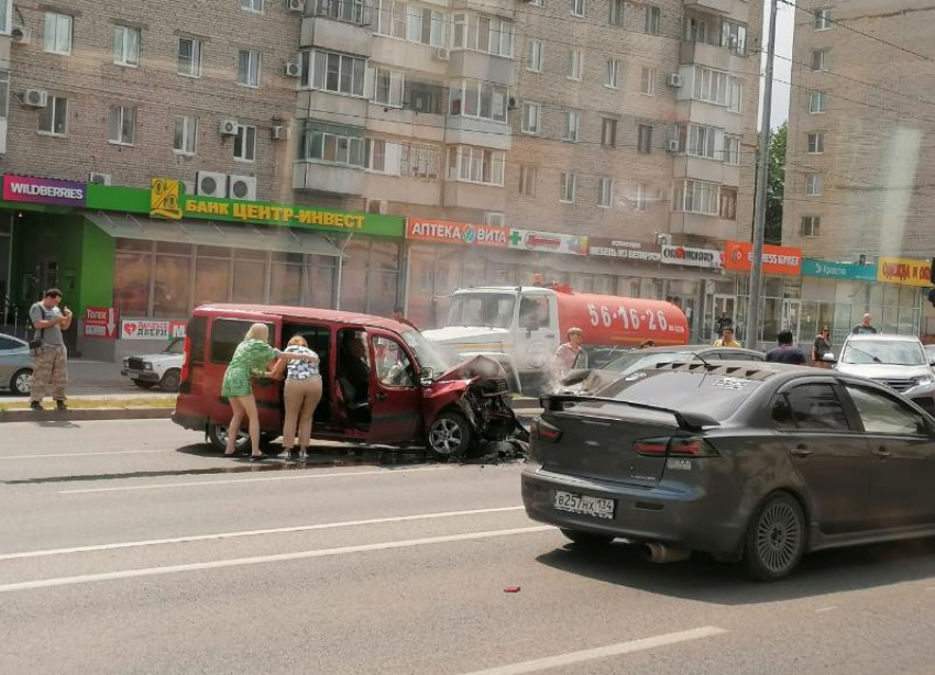 Минивэн врезался в иномарку на улице Рокоссовского в Волгограде