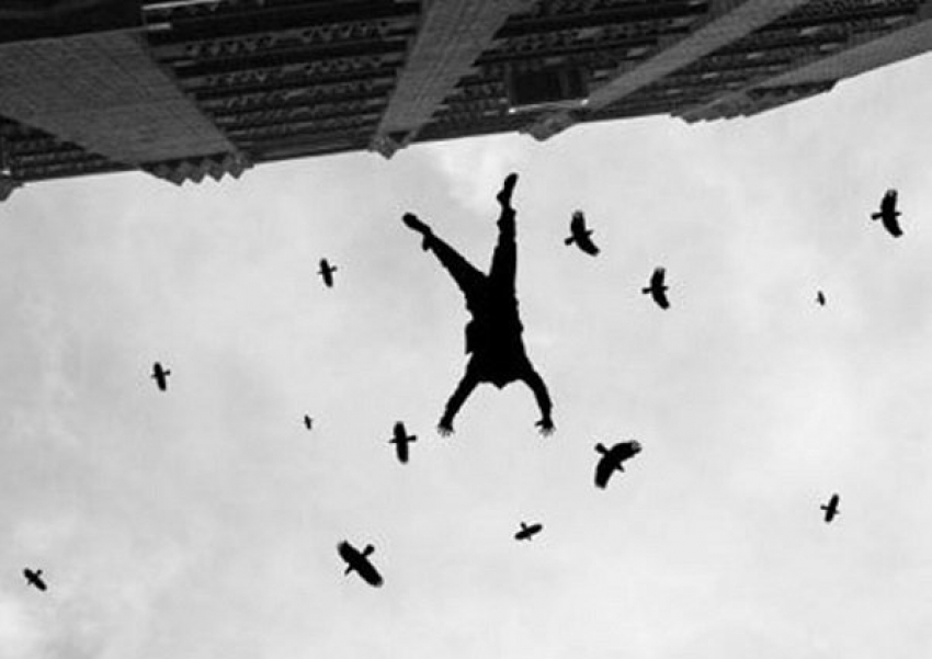 На глазах у подруг 14-летний мальчик выпал из окна 16 этажа на севере Волгограда