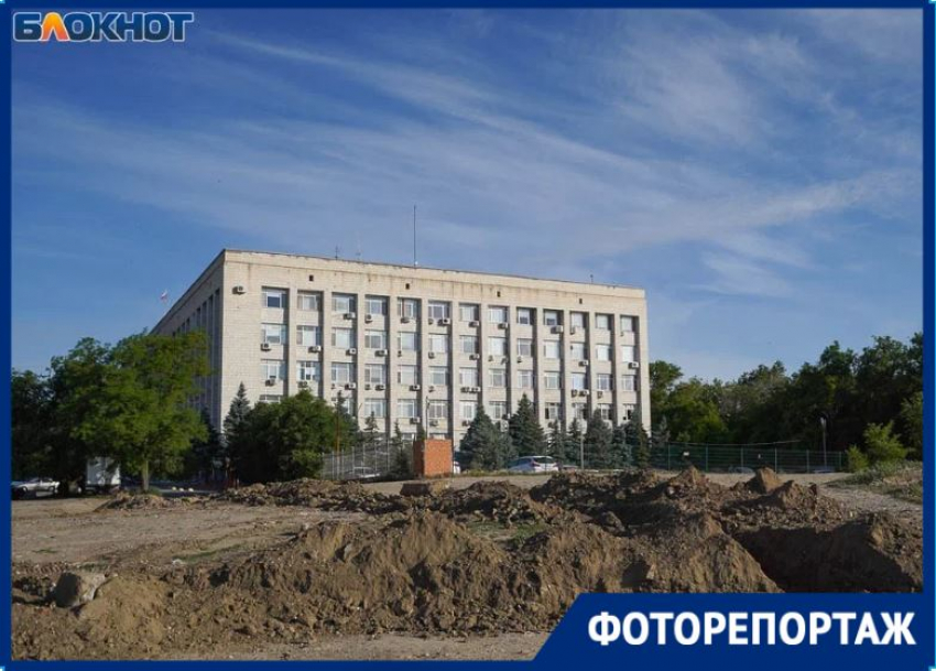 Насиженное место для парковки вспахали в центре Волгограда