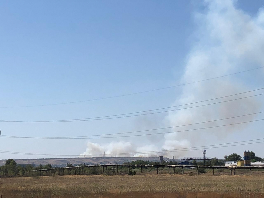 На юге Волгограда тушат сильный пожар 