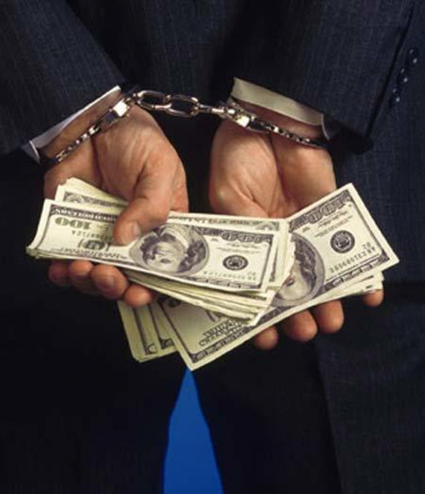 Сотрудник налоговой службы выплатит государству 36 миллионов рублей