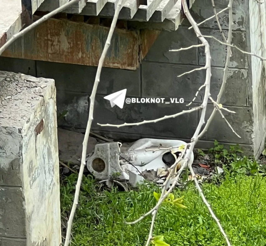 Вандалы облюбовали мост на юге Волгограда: на лестнице пропали перила, но появился унитаз