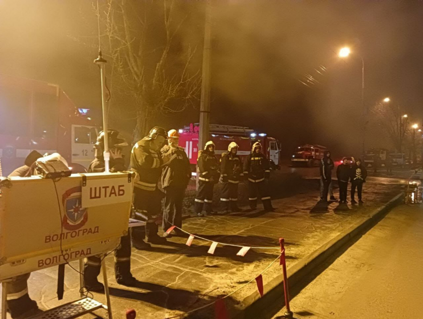 В Волгограде на канатном заводе крупный пожар