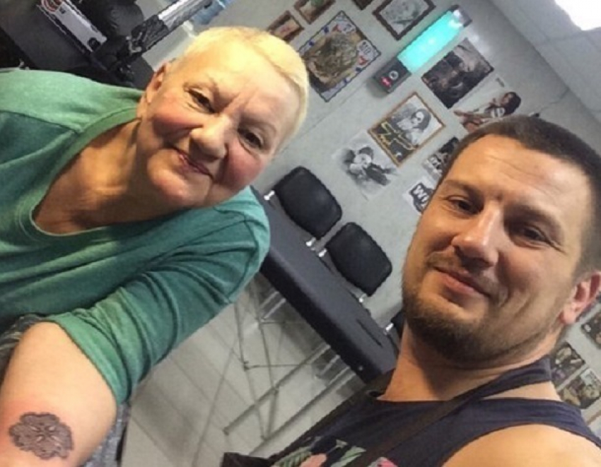 65-летняя волгоградка кардинально изменила имидж и набила тату