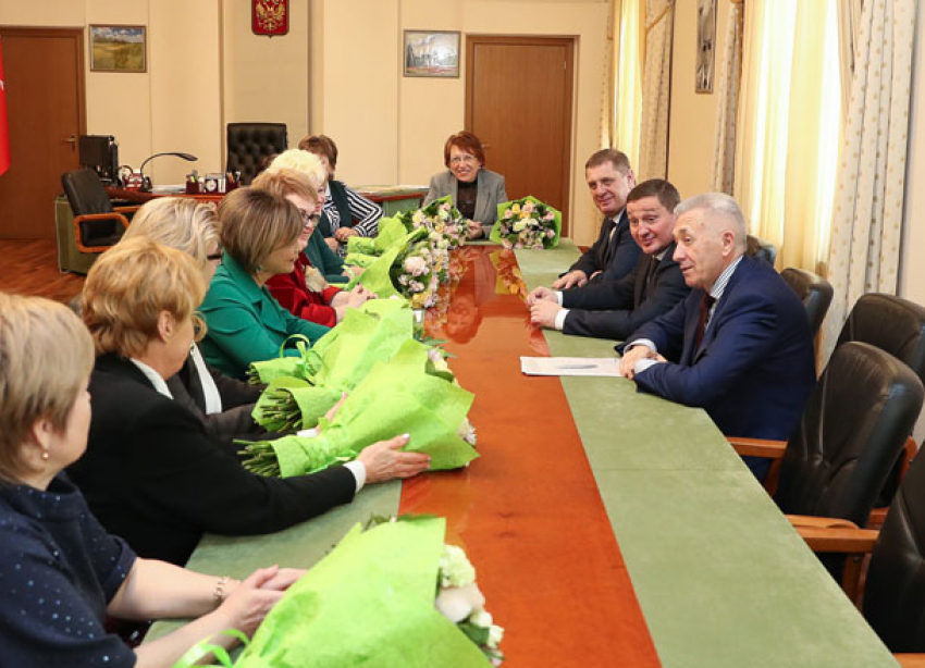 Волгоградский губернатор подарил женщинам улыбку к 8 марта