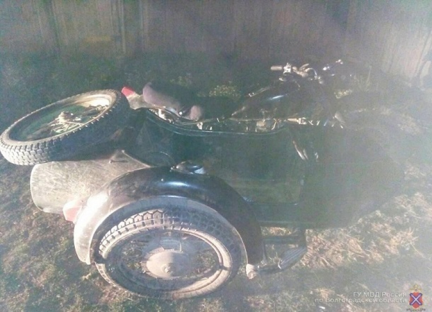 Лихач без прав врезался в столб на мотоцикле под Волгоградом