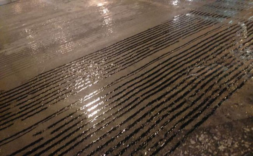 9 миллиардов ₽ в лужи: в Волгограде асфальт кладут на мокрую дорогу 