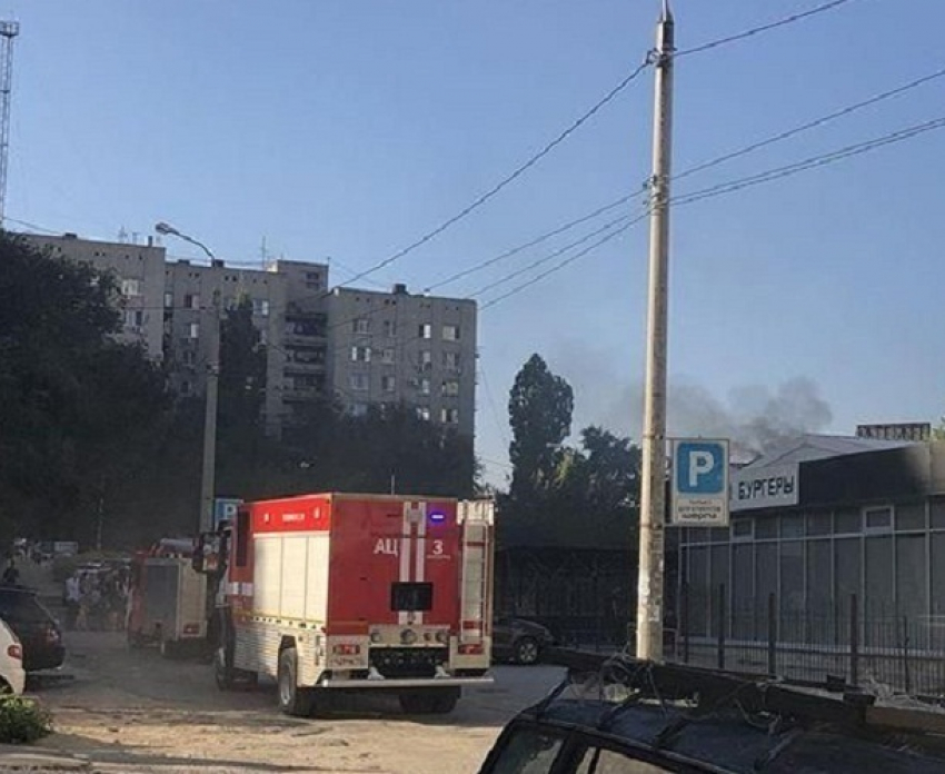В Волгограде сняли на видео пожар в бургерной