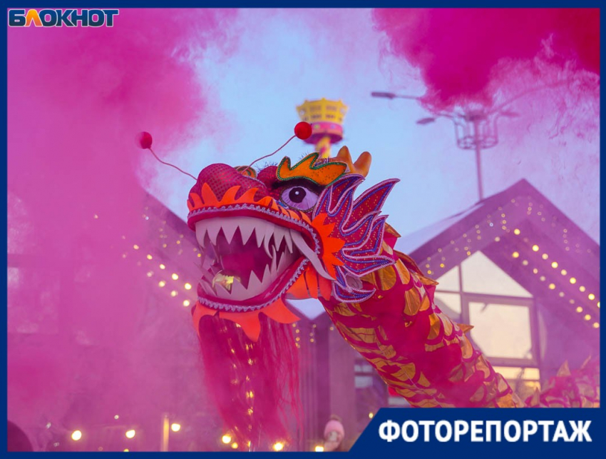 Розовый туман заставил визжать от восторга толпу в центре Волгограда 