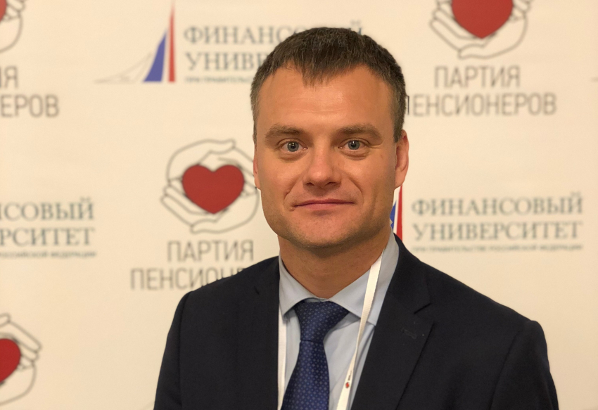 Волгоградский депутат призвал бороться с очередями в поликлиниках раздачей смартфонов пенсионерам