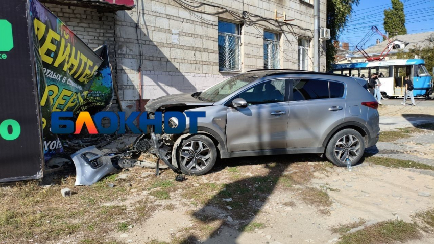 Легковушка влетела в остановку на улице Рокоссовского у центра крови