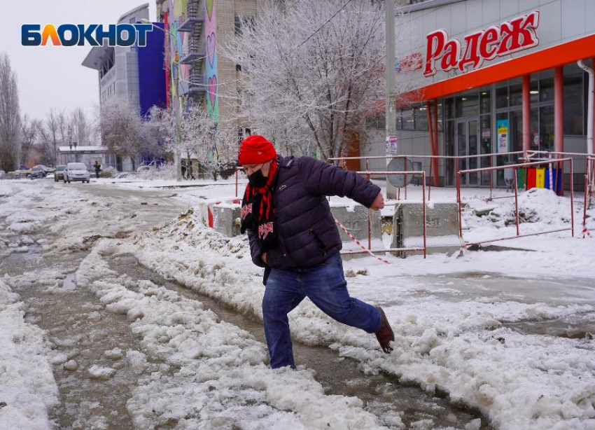 Улицу Хиросимы сковали льды: не могут пройти люди и проехать «ГАЗели» с хлебом