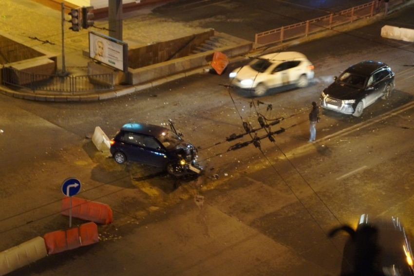В центре Волгограда разбилась иномарка