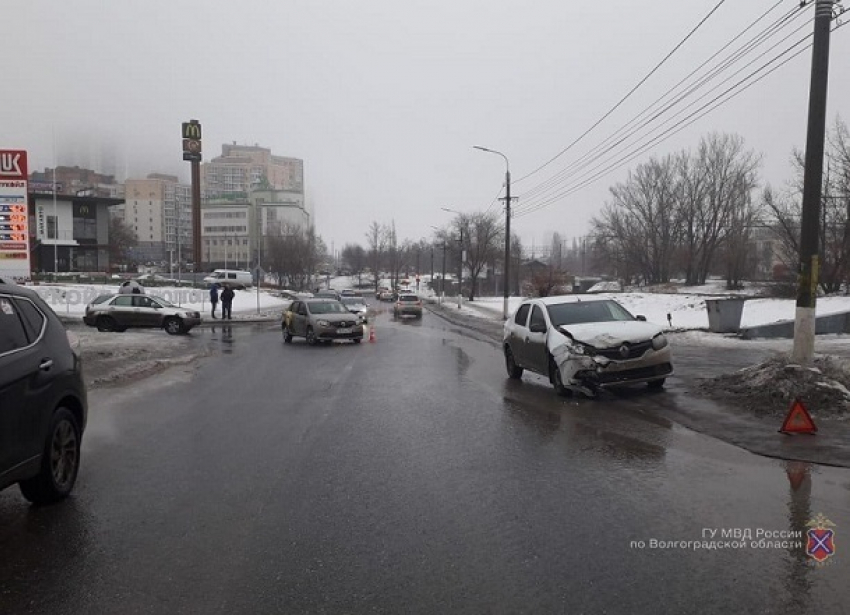 Два Renault Logan не поделили дорогу в центре Волгограда: 5-летний ребенок в больнице
