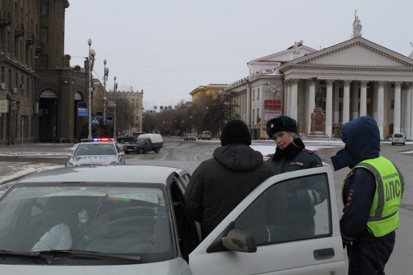 В Рождество волгоградские полицейские объясняли водителям правила движения
