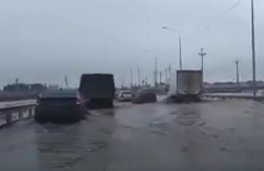 Утопающий в паводках новый мост в Средней Ахтубе попал на видео