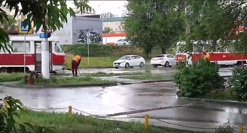 Встали троллейбусы, утонули трамваи: фото и видео потопа в Волгограде