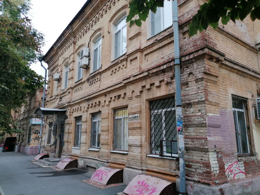 Занятый волгоградскими чиновниками исторический особняк без шума готовят к реконструкции