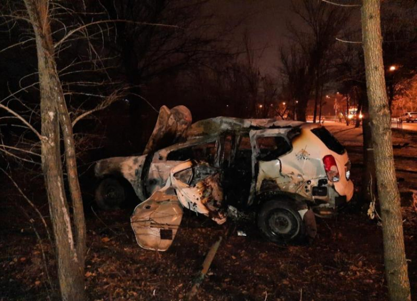 Иномарка с подростками выгорела в Волжском: 17-летний водитель и пассажир в больнице
