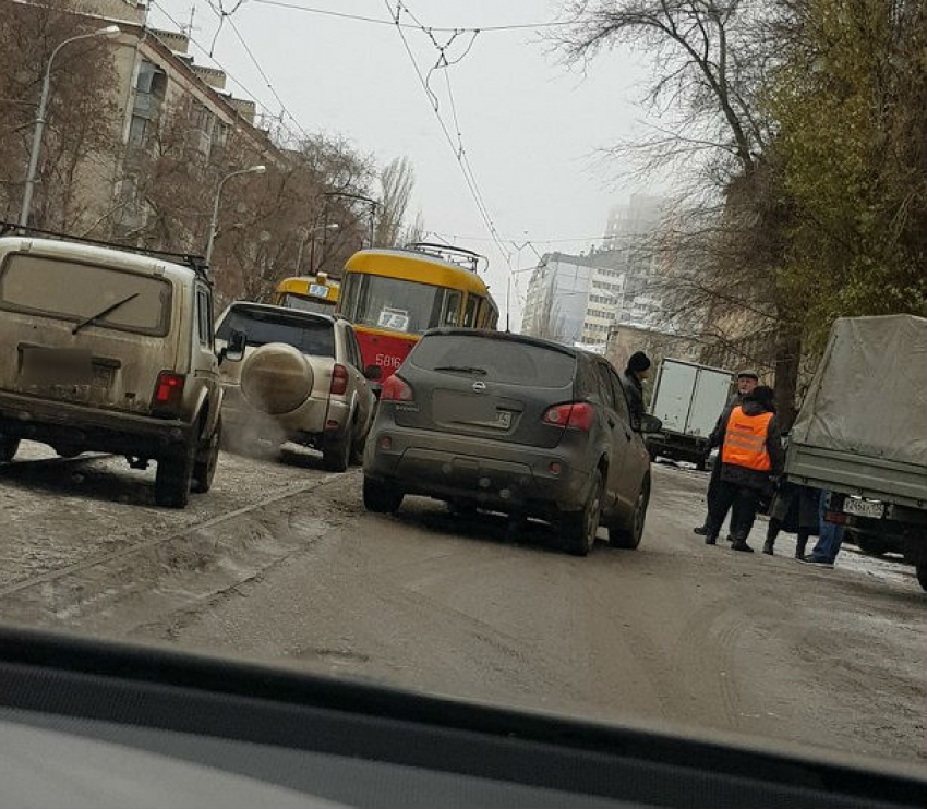 ДТП трамвая и иномарки парализовало движение на севере Волгограда ﻿