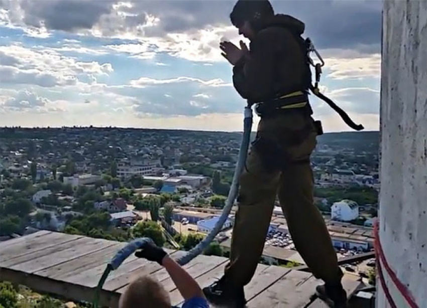 Прыжок с 75-метровой высоты попал на видео в Волгограде 