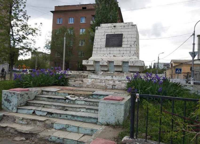Это праздник с разрушением на глазах, - активист о жутком состоянии братской могилы в Волгограде