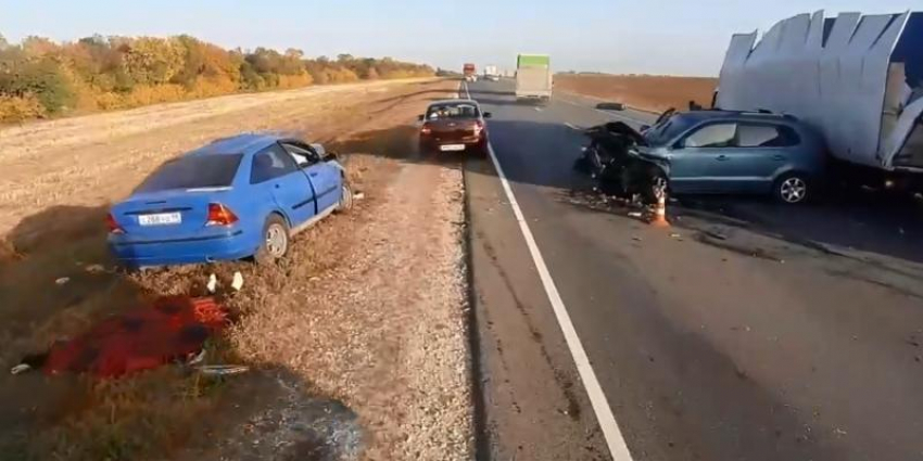 На видео попала страшная авария под Волгоградом с погибшим мужчиной