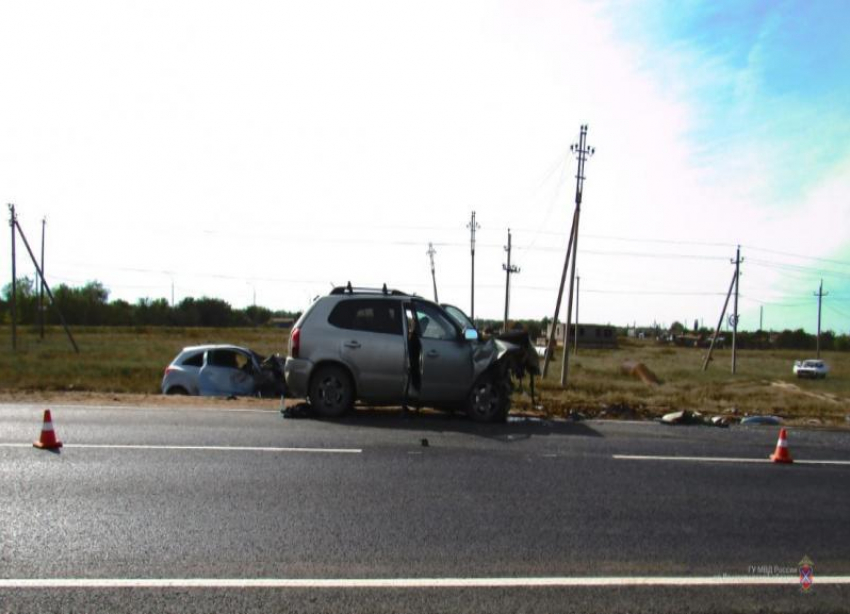Смертельное ДТП произошло на трассе Волгоград-Астрахань: водитель погибла, четыре человека в больнице