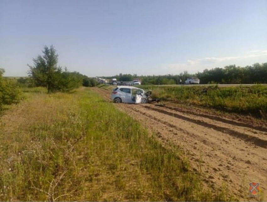 В страшном тройном лобовом ДТП на волгоградской трассе у автомобиля вырвало двигатель