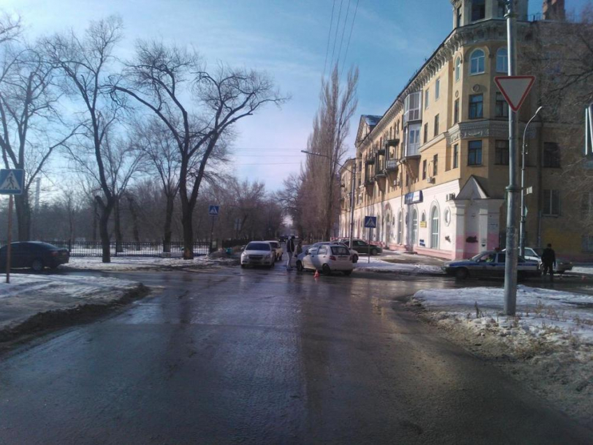 В Волгограде в тройном ДТП пострадал 26-летний мужчина
