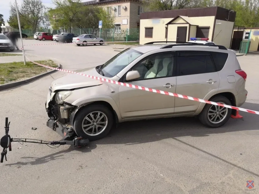 Волгоградка на внедорожнике снесла электросамокат со школьниками