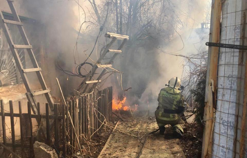 Дачница пострадала в загоревшемся доме под Волгоградом