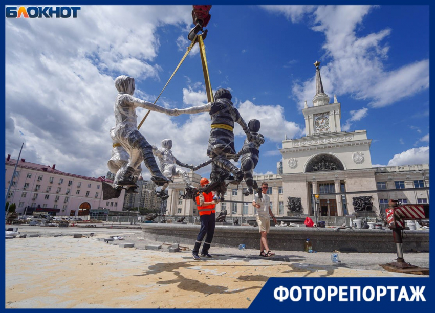 Умотанных как мумии фигуры детей подвесили в центре Волгограда 