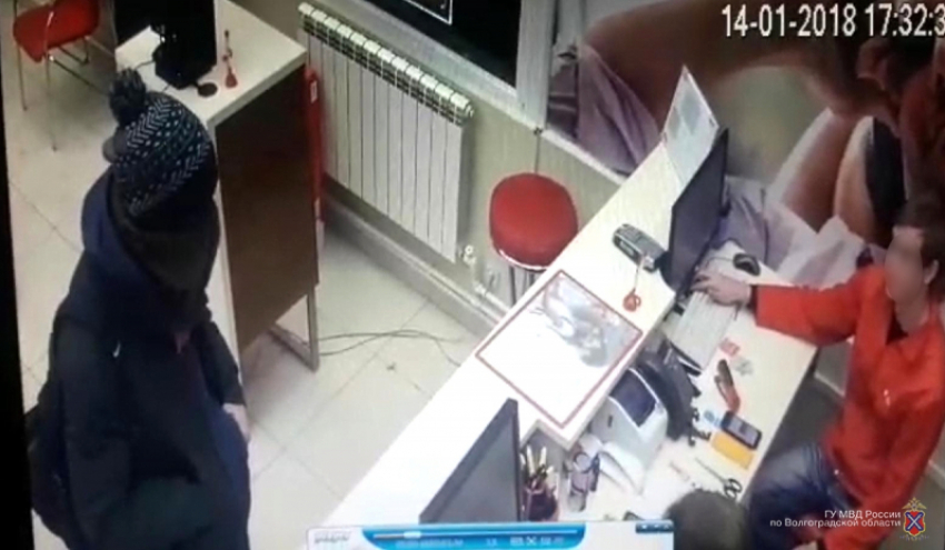 «Айфонного» разбойника с пистолетом разыскивают в Волгограде 