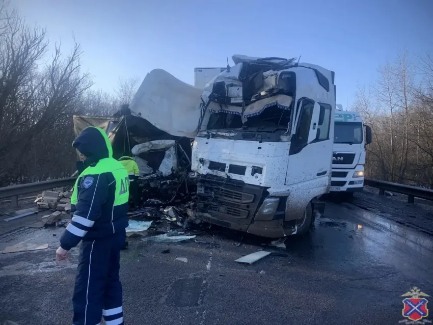 Есть погибший: кадры жуткого ДТП с фурами под Волгоградом 