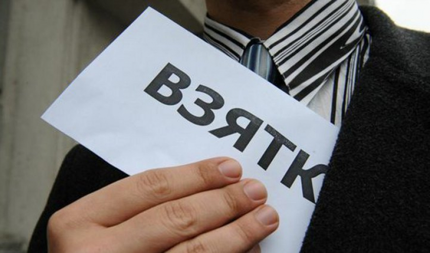 Замдиректора фирмы в Волгограде отдал приставу 20 тысяч взятки вместо 2 млн долга