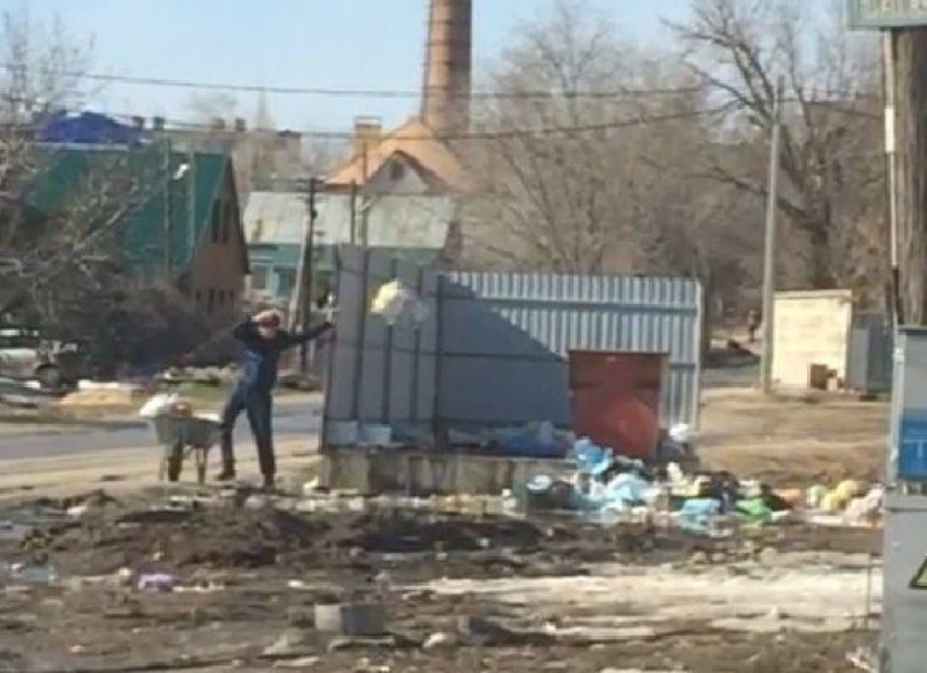 Волгоградец публично опозорился возле мусорки