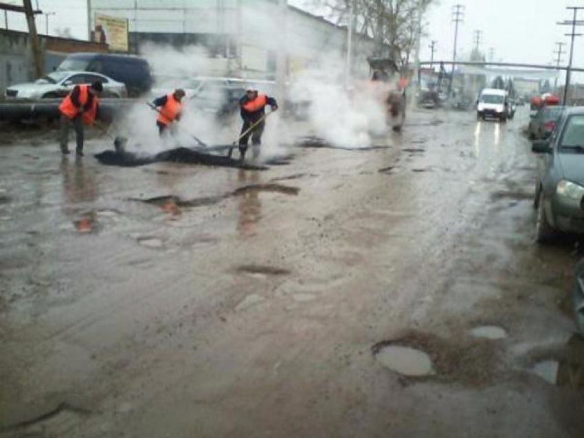 В Волгограде дождь не мешает ремонту дорог 