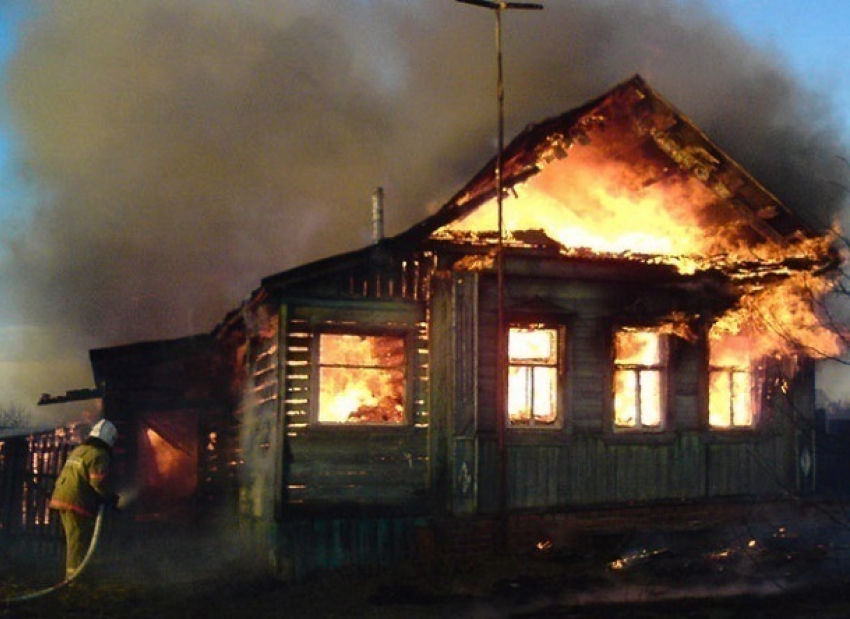 Волгоградец сгорел поздно вечером в своем доме