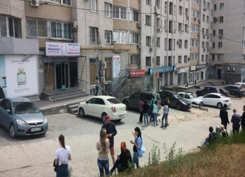 Жители 11-этажного дома на улице Еременко самоэвакуируются из-за утечки газа 