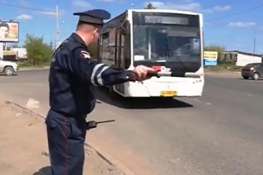 Любитель тату в наручниках умудрился избить автоинспектора под Волгоградом