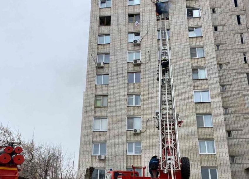 Три человека пострадали, 15 эвакуировали: пожар тушили в девятиэтажке в Камышине