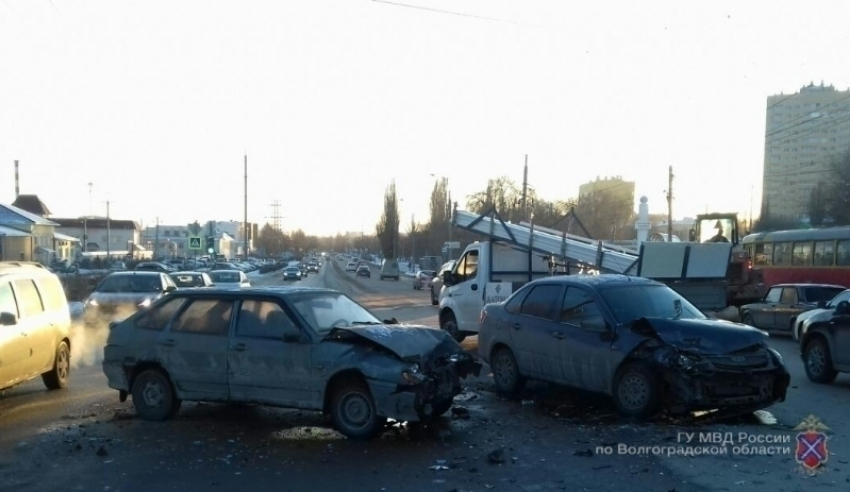 Проезд на «красный» закончился аварией с пострадавшими в Волгограде