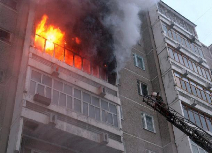 В Камышине вспыхнул 9-этажный многоквартирный дом