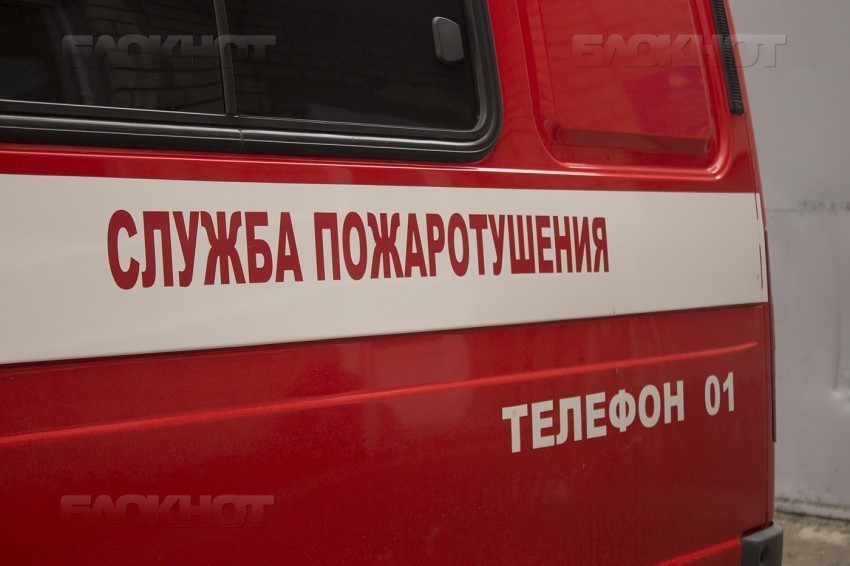 43-летняя женщина пострадала в горящем сарае на юге Волгограда