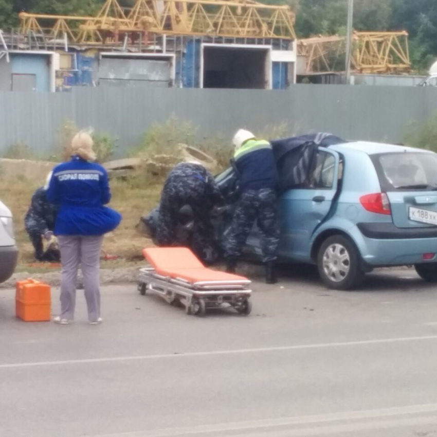 На Семи ветрах Land Rover зажал женщину-водителя в Hyundai Getz